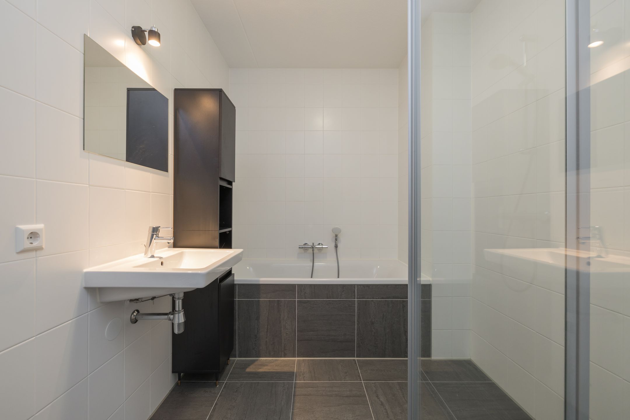 Photo 24 of Anne Frankhove 98