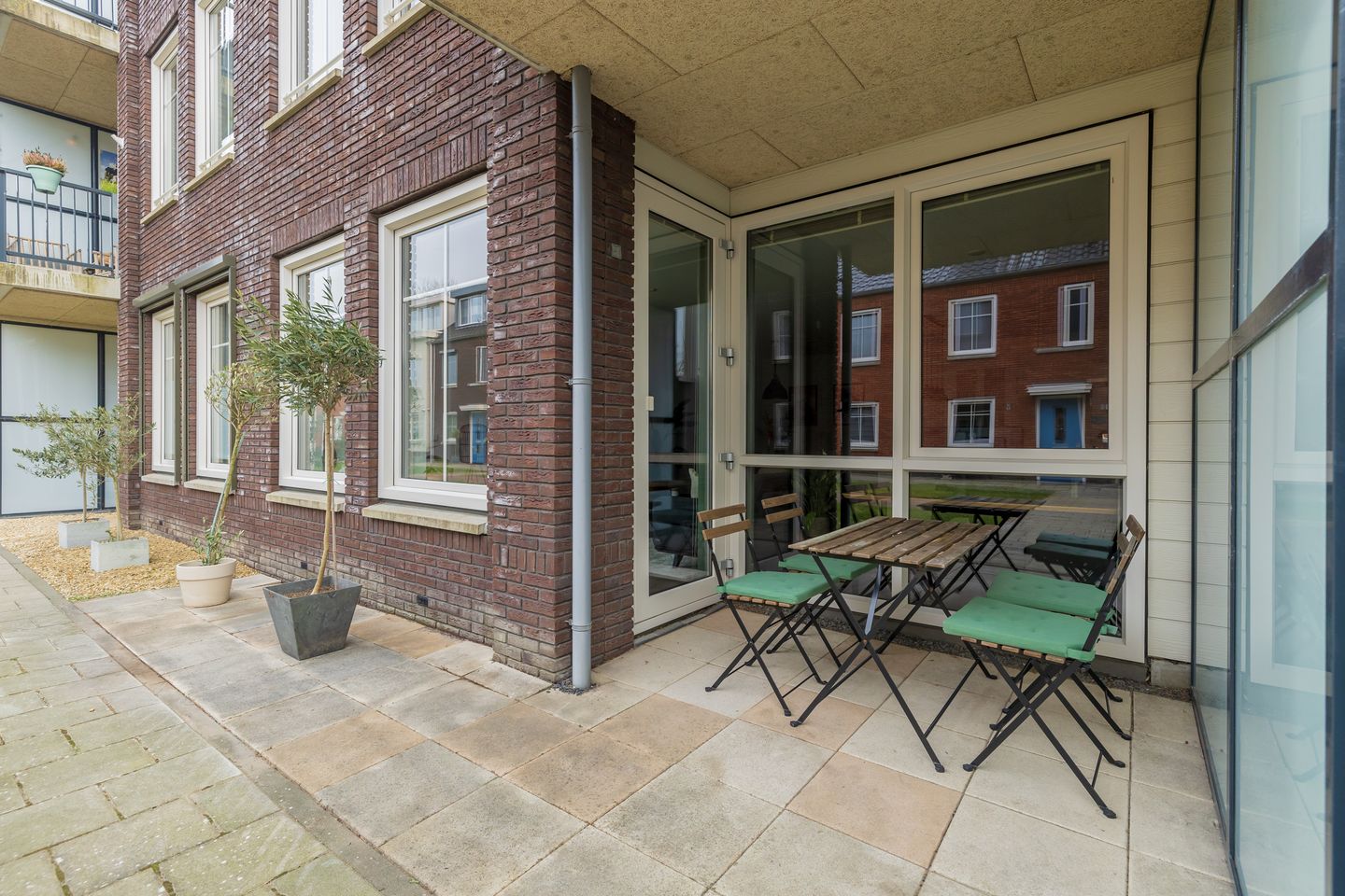 Photo 5 of Anne Frankhove 98