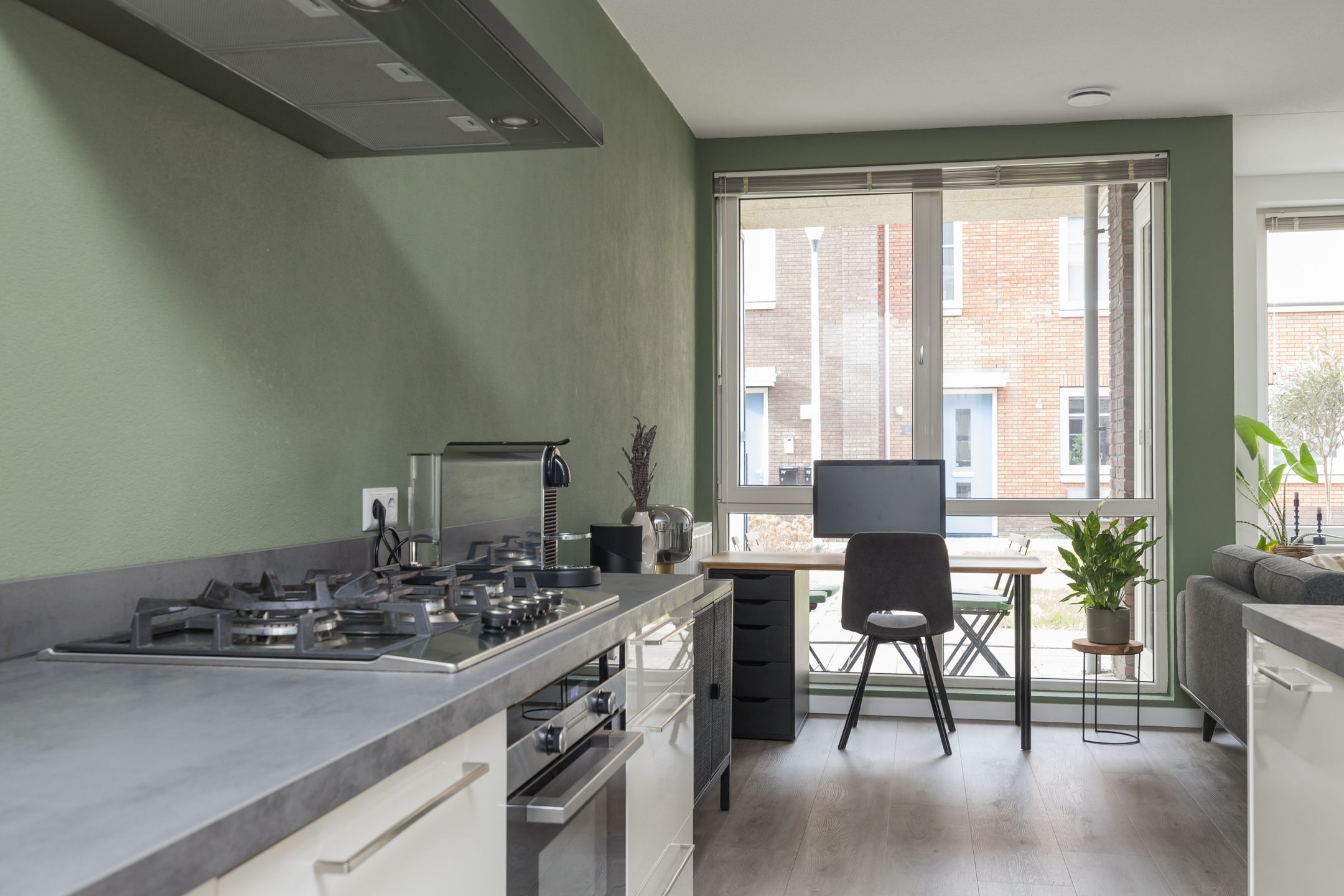 Photo 12 of Anne Frankhove 98