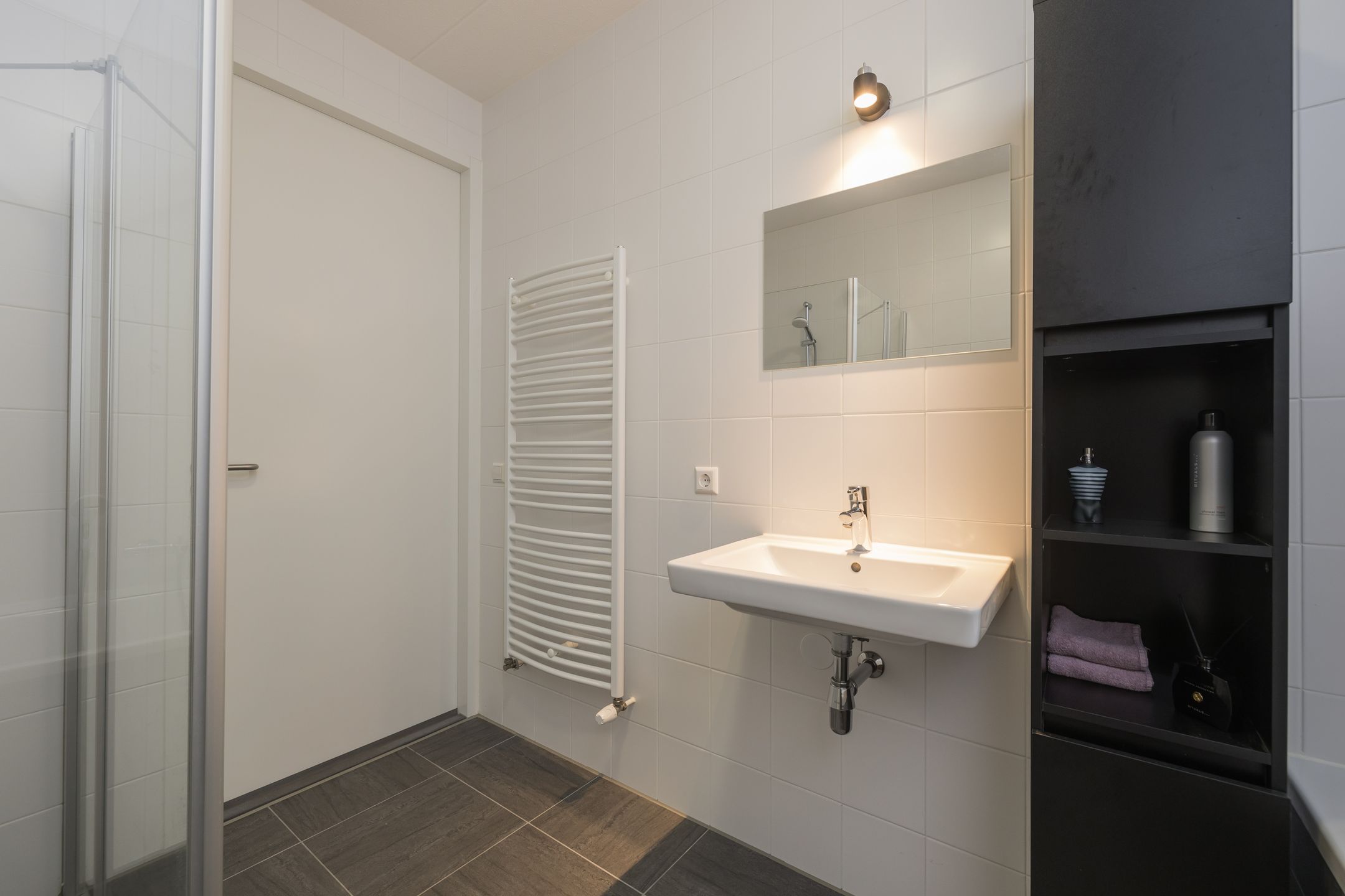 Photo 27 of Anne Frankhove 98