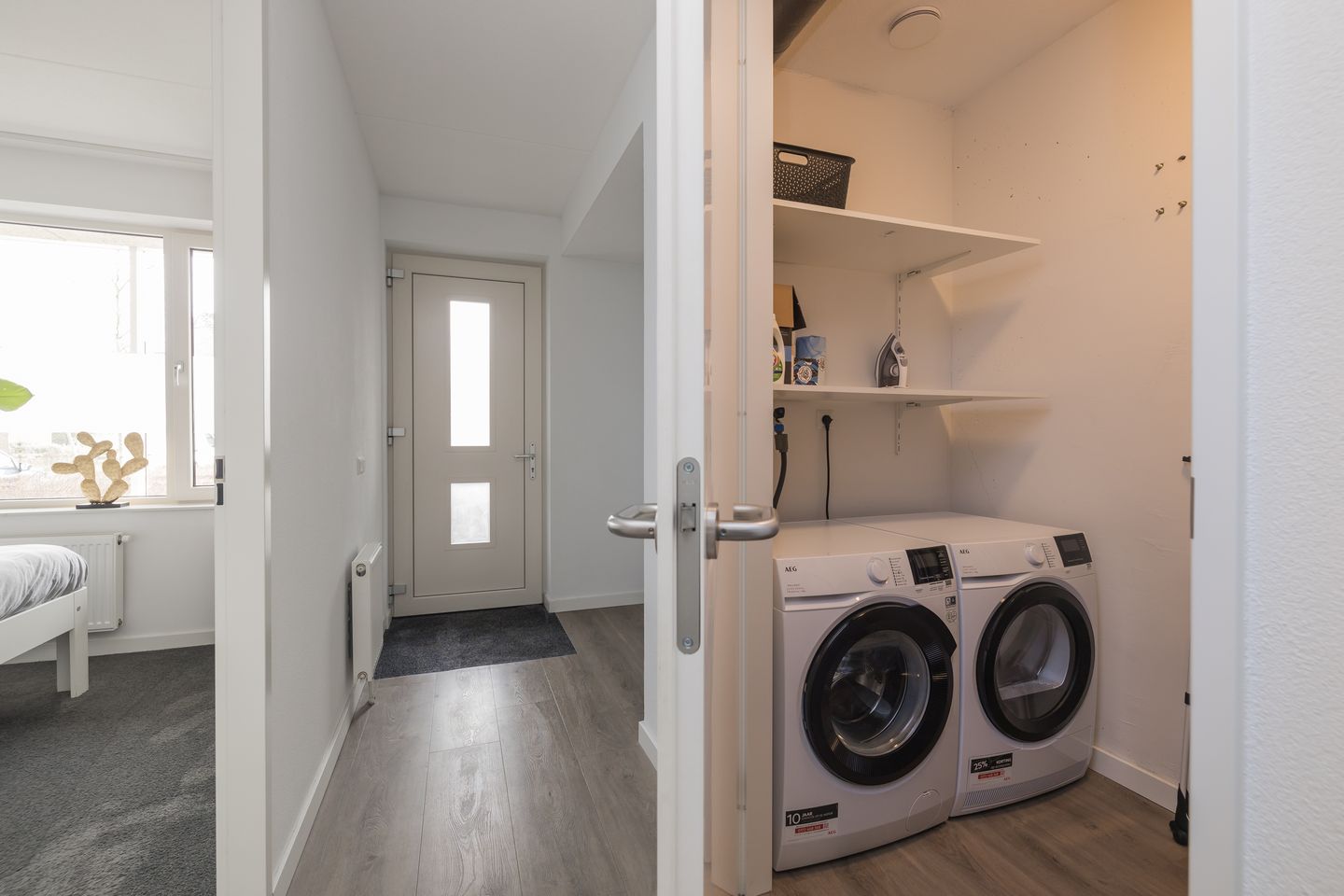 Photo 29 of Anne Frankhove 98