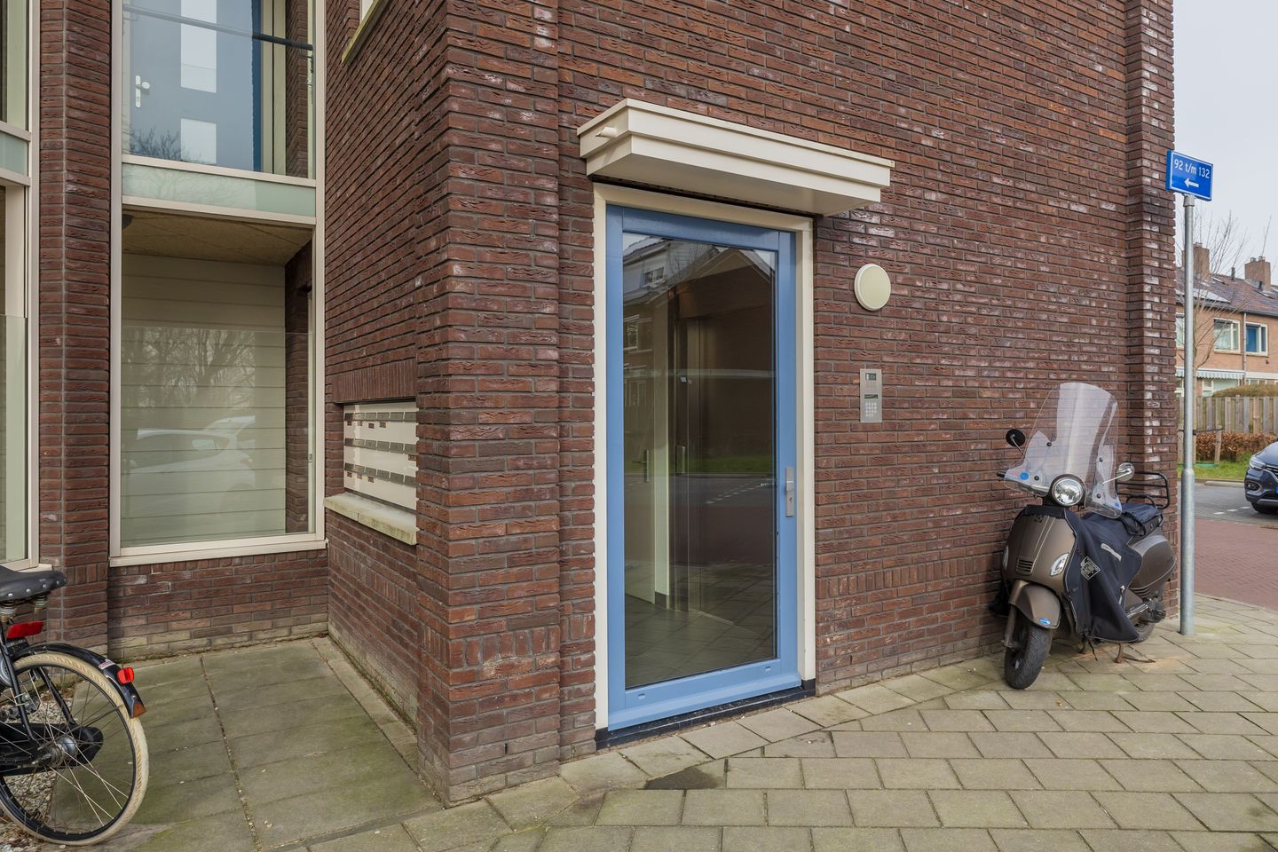 Photo 40 of Anne Frankhove 98