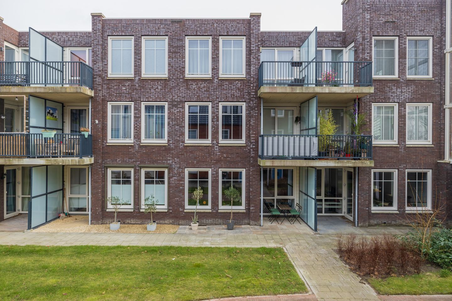 Photo 44 of Anne Frankhove 98