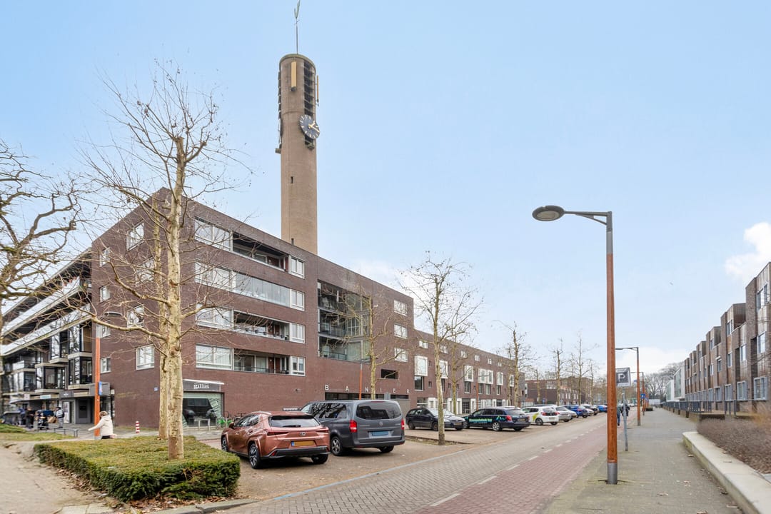 Photo 2 of Banier 69