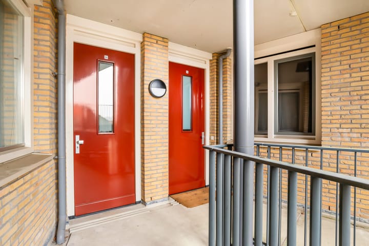 Photo 11 of Diepenbrockstraat 86