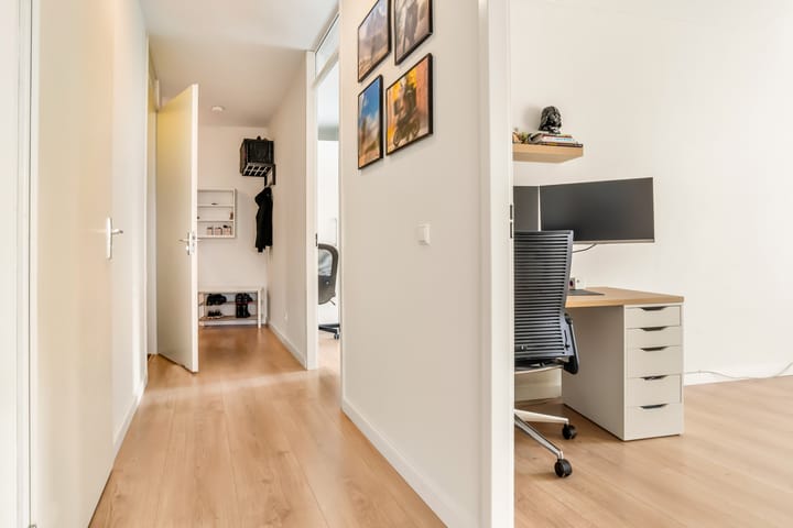 Photo 15 of Diepenbrockstraat 86