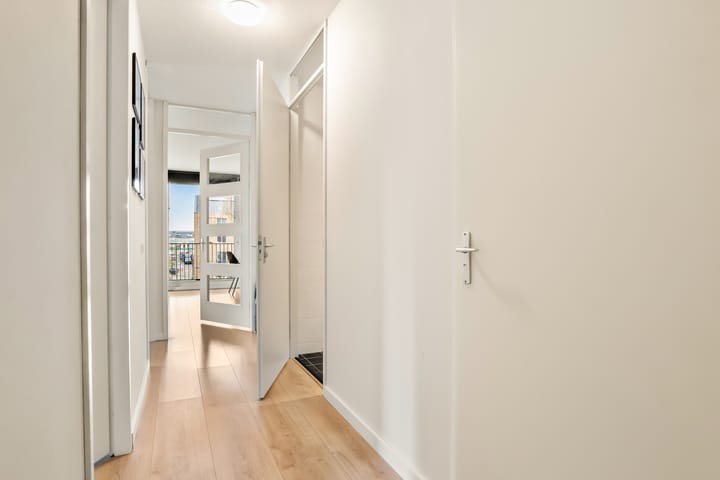 Photo 16 of Diepenbrockstraat 86