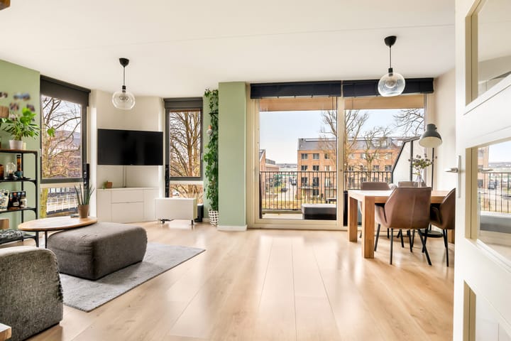 Photo 21 of Diepenbrockstraat 86