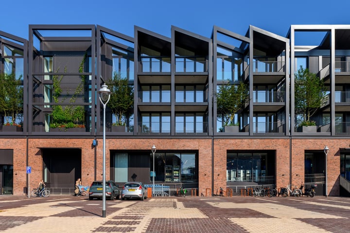 Bekijk foto van E.J. Ruijgplein 30