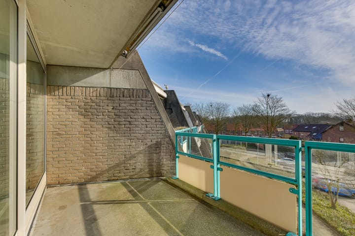 Photo 25 of Flora 49