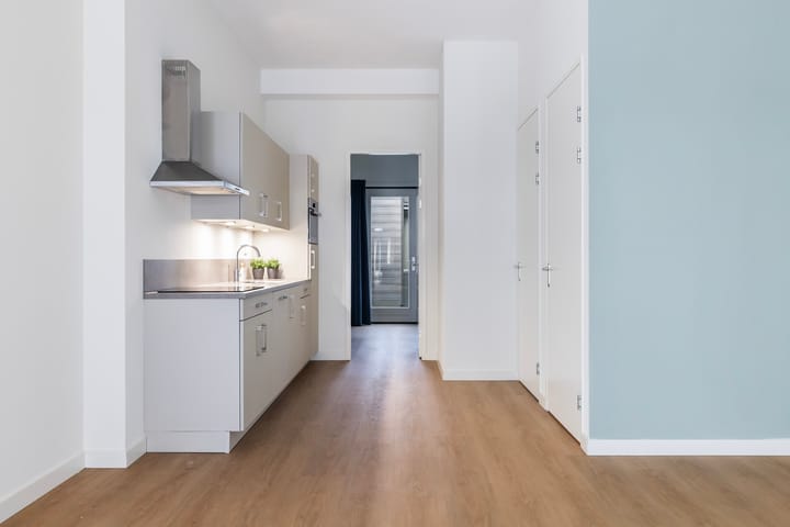 Photo 5 of Helfrichstraat 1-J