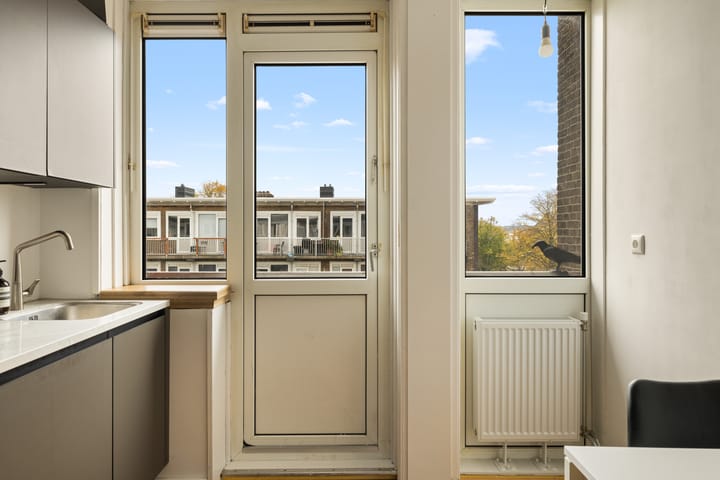 Photo 12 of Anna van Burenstraat 21-3
