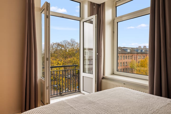 Photo 17 of Anna van Burenstraat 21-3