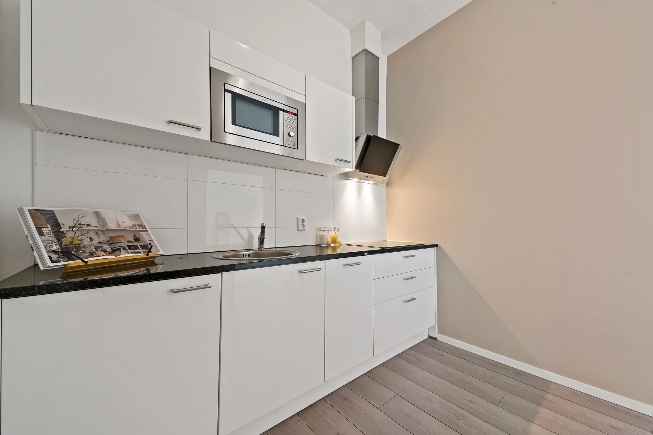 Foto 9 van Leyweg 525-S