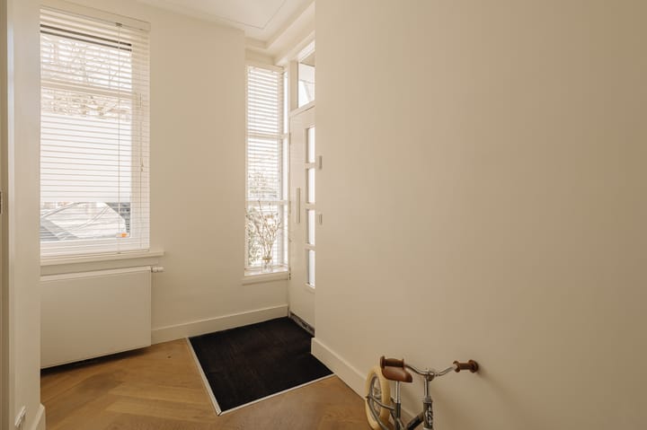 Photo 4 of Sassenheimstraat 44-H