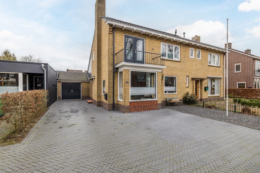 Photo 2 of van Limburg Stirumstraat 79