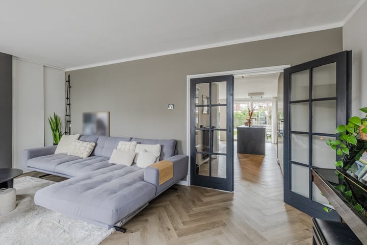 Foto 15 van van Limburg Stirumstraat 79