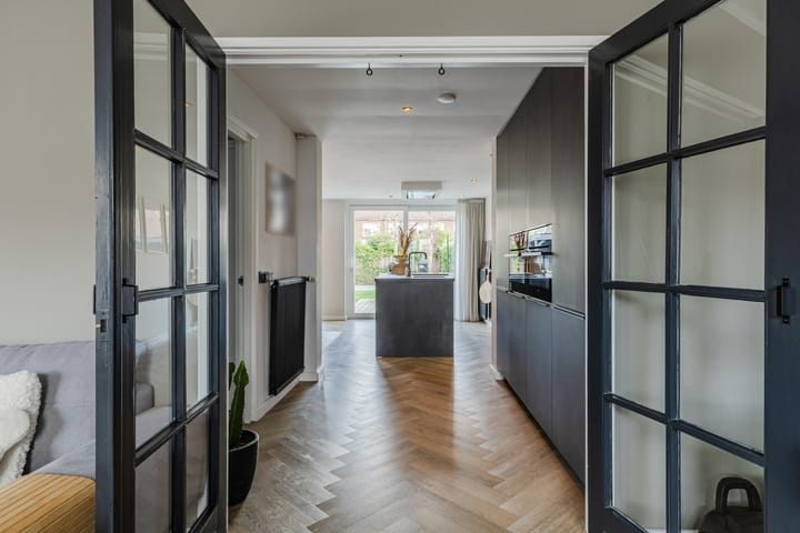 Foto 17 van van Limburg Stirumstraat 79