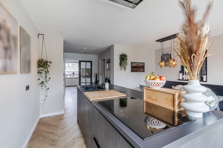 Foto 26 van van Limburg Stirumstraat 79