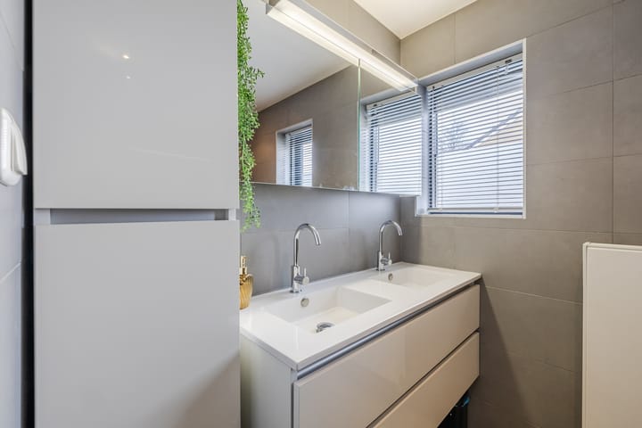 Foto 48 van van Limburg Stirumstraat 79