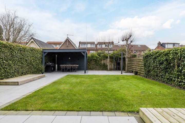 Foto 57 van van Limburg Stirumstraat 79