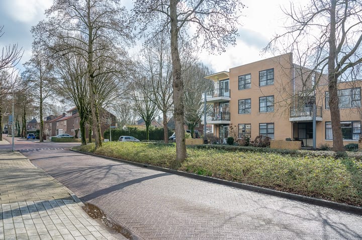 Foto 30 van Den Uylplein 49