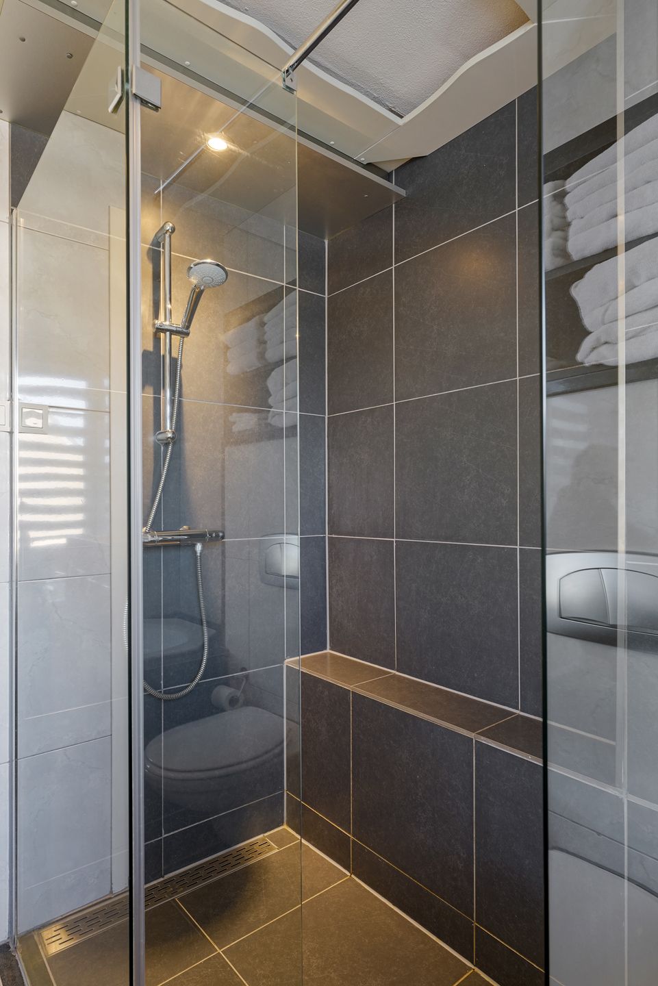 Photo 33 of Akert 120