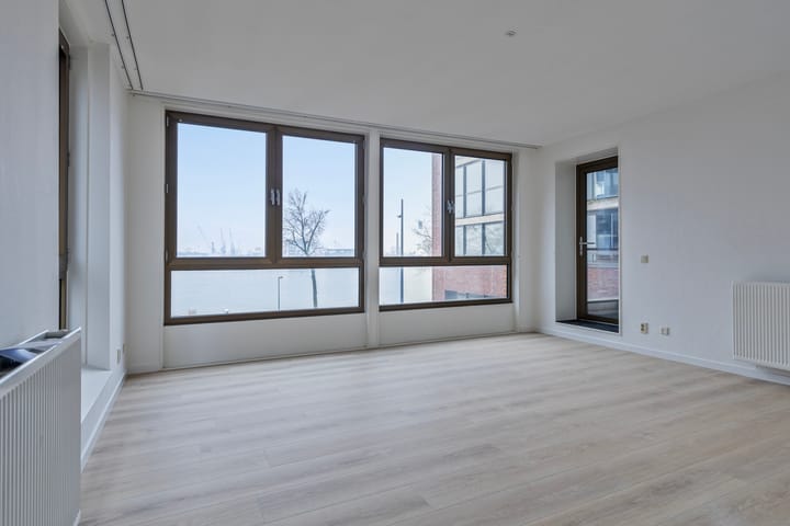 Photo 2 of Loods Holland 9