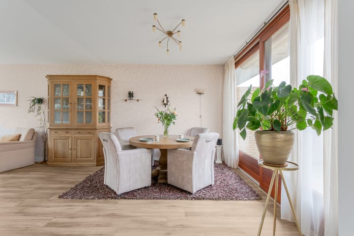 Photo 9 of Van der Waalsstraat 17