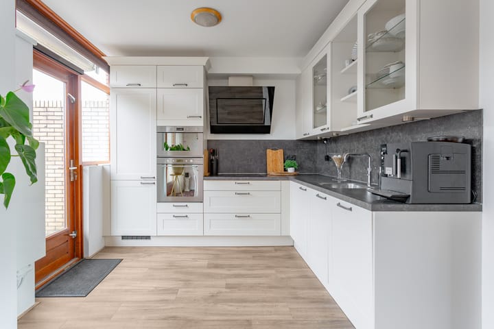 Photo 10 of Van der Waalsstraat 17