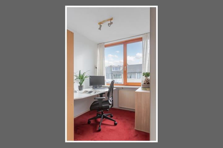 Photo 18 of Van der Waalsstraat 17