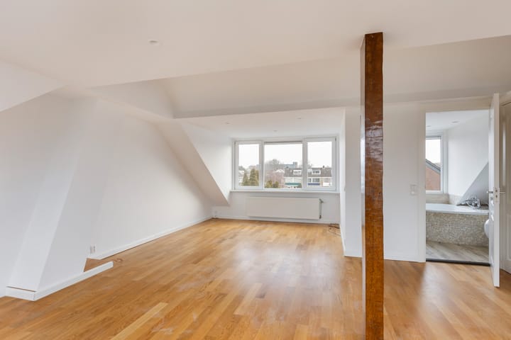 Photo 37 of Van Hogendorplaan 53