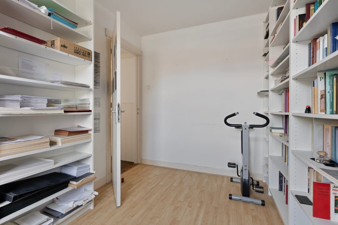 Photo 23 of Leliestraat 94