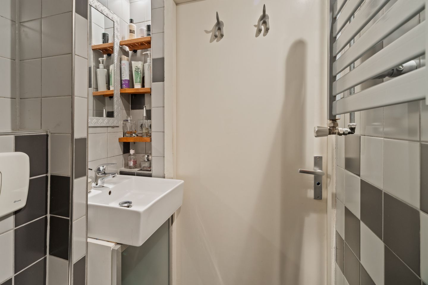 Photo 19 of Coornhertstraat 205-D