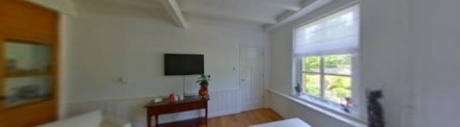 De fijne woonkamer met schouw en voormalige bedsteden