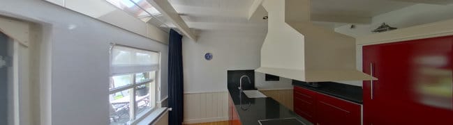 De fijne keuken heeft direct toegang tot het terras met zicht naar de naastgelegen wiel