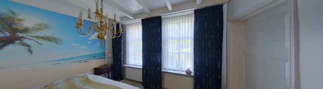 De voorkamer is thans in gebruik als slaapkamer met badkamer-en-suite