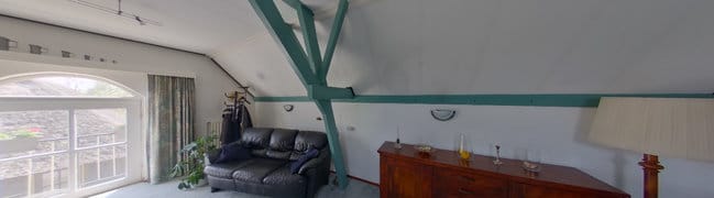 De grote open ruimte op de verdieping met aangrenzend de tweede keuken