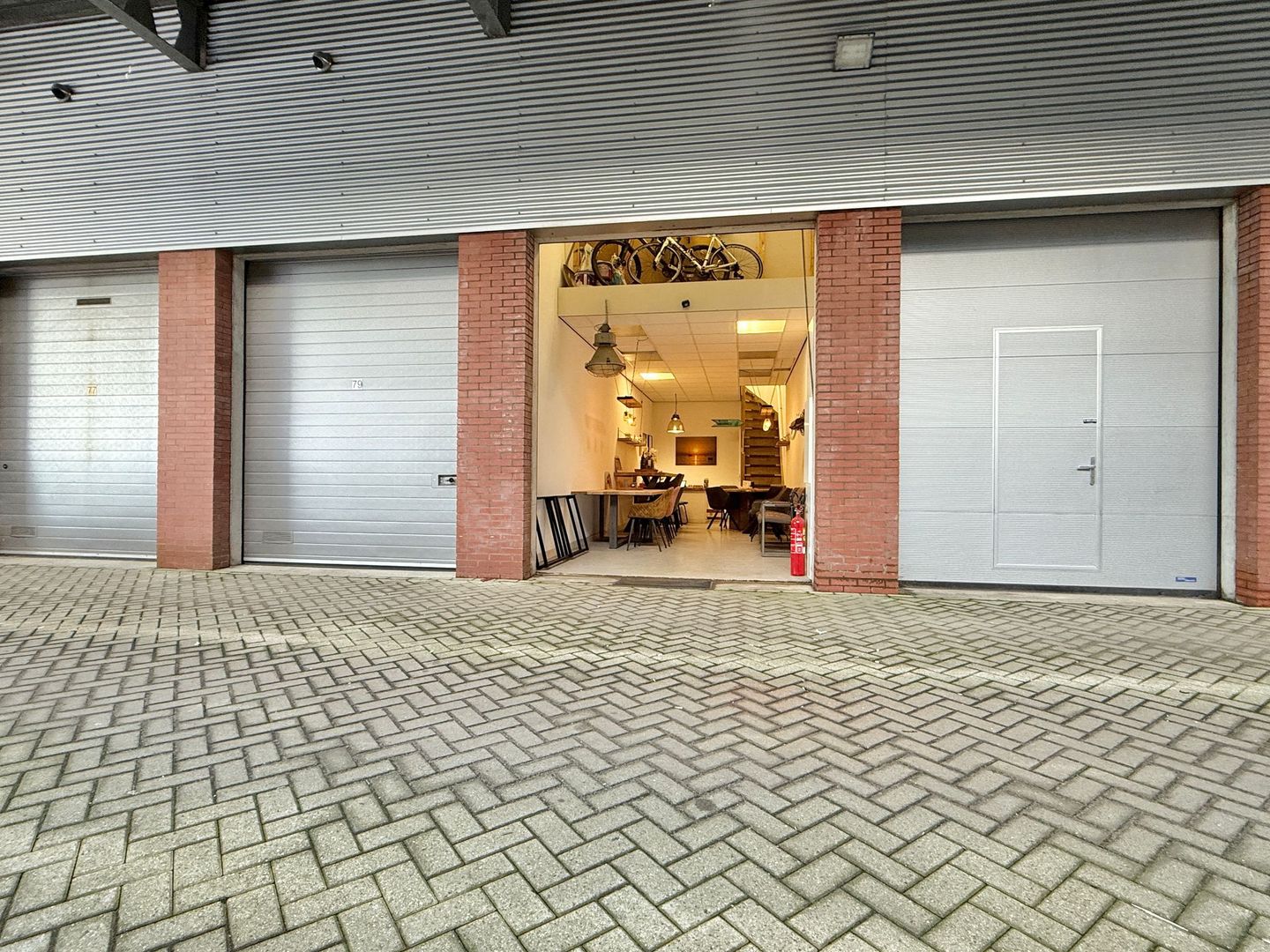 View photo 2 of Einthovenstraat 81