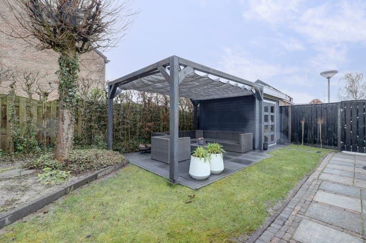 Photo 32 of Liesbethstraat 49