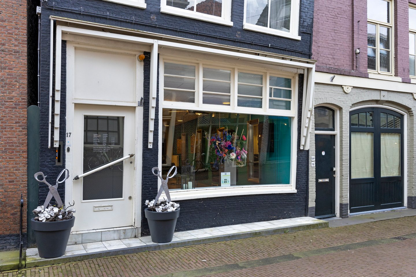 View photo 2 of Kruisstraat 17