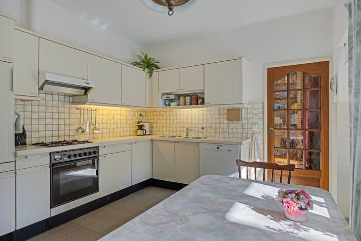 Photo 16 of Dokter Hoekstraat 9