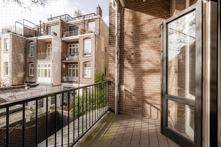 Photo 21 of Van Baerlestraat 126-1