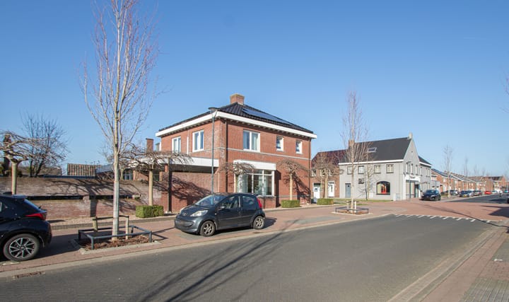 Photo 37 of Julianalaan 42