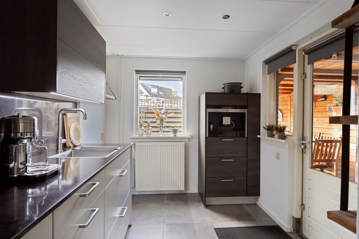 Photo 9 of Jhr. Ruys de Beerenbrouckstraat 11