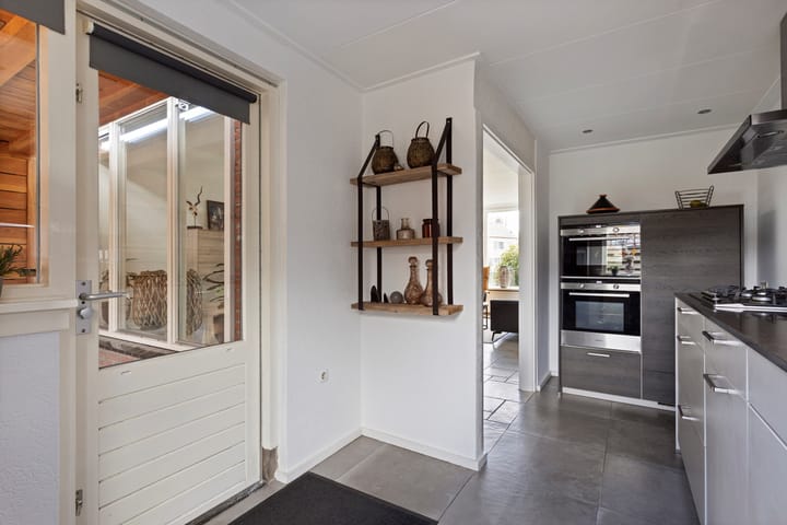 Photo 10 of Jhr. Ruys de Beerenbrouckstraat 11