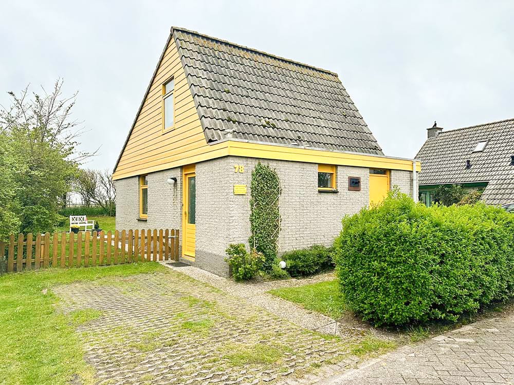 2-bedroom freehold villa in Julianadorp — photo 1 of 5