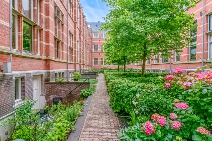 Photo 36 of Hugo de Grootstraat 111