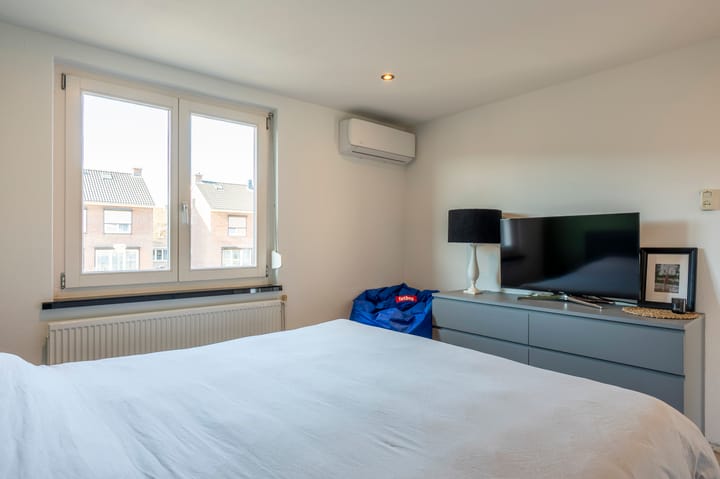 Photo 42 of Damiatestraat 56