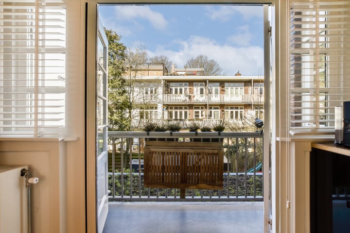 Photo 9 of Johannes van der Waalsstraat 83-1